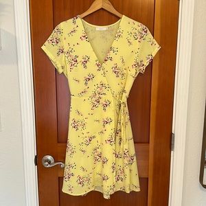 Lush Mini Wrap Dress in Yellow Floral Size M
